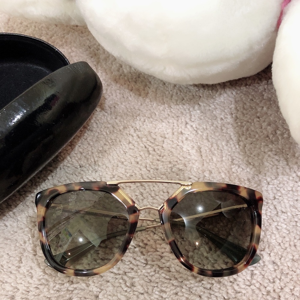 Prada sunglasses authorized